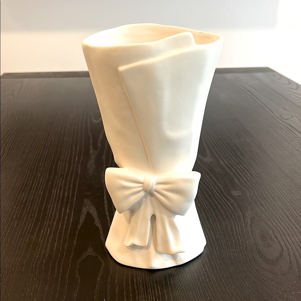 Elegant White Ceramic Vase with Bow Accent